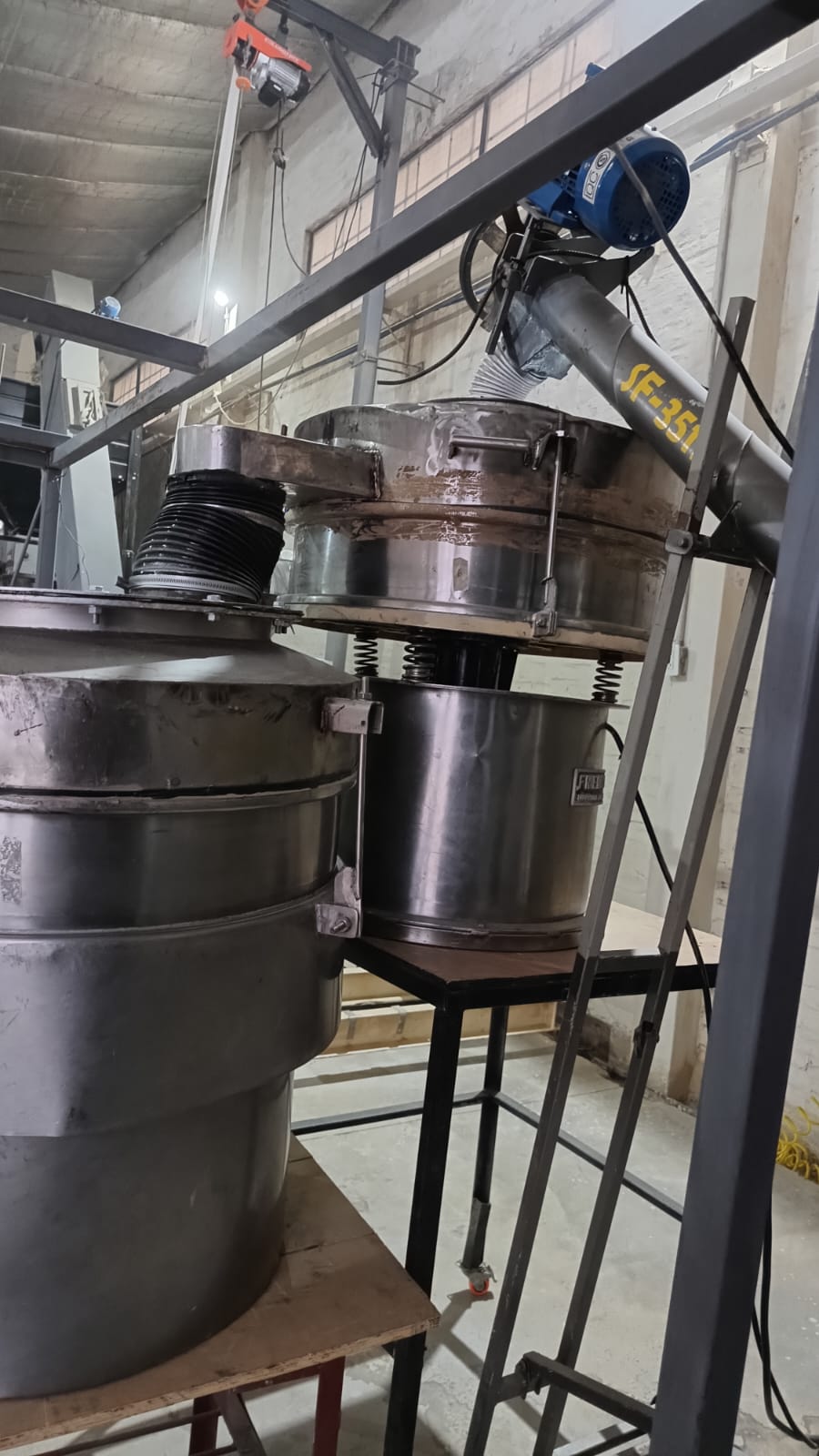 Detalle del equipo de clasificación y conducción de material en Magiar Feed